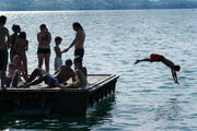 Nach der heissen Nacht wird auch weiterhin mit warmen Temperaturen gerechnet. (Symbolbild) (Bild: Hanna Jaray / Neue ZZ)