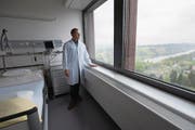 Beat Müller, Leiter der Abteilung Palliative Care, in einem Abteilungszimmer des Luzerner Kantonsspitals. (Bild: Dominik Wunderli (Luzern, 27. April 2017))