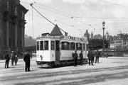 Abfahrbereites Tram der ersten Wagenserie auf dem Bahnhofplatz im Jahre 1924. (Bild: E. Goetz/Archiv vbl)