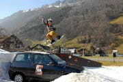 Im vergangenen Jahr zeigten die Skifahrer und Snowboarder ein erstes Mal ihre tollkühnen Sprünge in Ennetbürgen. (Archivbild Urs Rüttimann/Neue NZ)