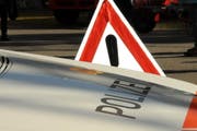 Die Polizei stoppte einen Lastwagen mit zwei Grossgefässen, die mit einem gefährlichen Stoff gefüllt waren. (Symbolbild Neue LZ)