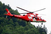 Auch ein Helikopter der Schweizerischen Rettungsfluggesellschaft (Rega) kam zum Einsatz. (Symbolbild Rega)