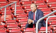Ralph Krueger schaut auf der Tribüne des St. Mary’s Stadium einem Training des FC Southampton zu. (Bild ZVG)