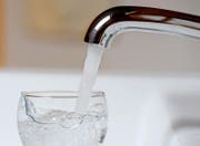 Schweizerinnen und Schweizer sind stolz auf ihr reines Trinkwasser – und wollen das auch bleiben. (Bild: Keystone)