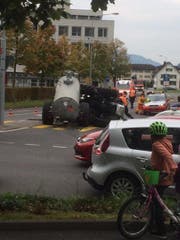 Die Strasse musste kurzzeitig gesperrt werden. (Bild: Leserbild/Ivo Schmidlin)