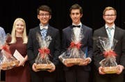 Die Preisträger für die besten Maturaarbeiten: (von links) Raphaela Helfenstein, Julian Bisten, Konrad Leichtle, Robin Schmidiger. (Bild: pd)