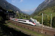 Mit der Eröffnung des Basistunnels erhoffen sich die SBB auf der Gotthardstrecke - hier bei Wassen - zu verdoppeln. (Bild: Leser André Niederberger)