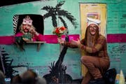 Blumen für die Prinzessin, deren Maske einen Bartträger verbirgt. (Bild: Corinne Glanzmann / Neue NZ)