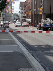 Die Polizei hat die Dorfstrasse in Baar am Mittwochnachmittag gesperrt. (Bild: Leserbild)