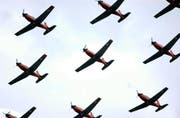 Figur des PC-7-Teams in Neunerformation an der Flugshow Ende August 2003 in Emmen. (Bild Guido Röösli/Neue LZ)