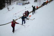 Steigeisen an den Füssen ermöglichen den Männern vom Engelberger Schanzenteam einen sicheren Halt im steilen Gelände. (Bild: PD / Beat Christen)