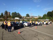 Einsatzkräfte des Grenzwachtkorps, des Zolls und der Zuger Polizei kontrollieren gemeinsam ausländische Fahrzeuge. (Bild: Zuger Polizei)