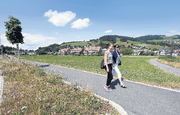 Auf der Wiese im Gebiet Zimel soll ein neues Quartier entstehen. Über den Bebauungsplan gibt es in Unterägeri eine Volksabstimmung. (Archivbild Werner Schelbert / Neue ZZ)