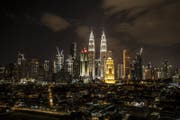 Die Skyline von Malaysias Hauptstadt Kuala Lumpur bei Nacht. (Bild: Ahmad Yusni/EPA (Kuala Lumpur, 24. März 2018))