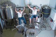 Roger Wyss (links) und Erol Karadag feiern die Eröffnung der Abi&Abi-Brauerei. (Bild: Maria Schmid (Cham, 23. Juli 2017))