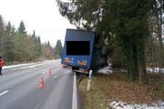 Der schwere Anhänger des Lastwagens bleibt stecken. (Bild: Zuger Polizei)