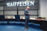 Raiffeisen-Chef Patrik Gisel nach der gestrigen Bilanzmedienkonferenz in St. Gallen. (Bild: Ennio Leanza/Keystone (24. Februar 2017))