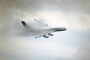 The Airbus A380 performs its demonstration flight during the 50th Paris Air Show at Le Bourget airport, north of Paris, Thursday, June 20, 2013. (AP Photo/Francois Mori) (Bild: François Mori/Key (Le Bourget, 20 Juni 2013))