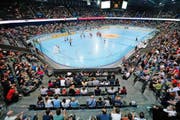 Beim ersten Streethockey-WM-Spiel der Schweiz gegen die Bermudas ist die Bossard-Arena gut gefüllt.Bild: Stefan Kaiser (Zug, 19. Juni 2015)