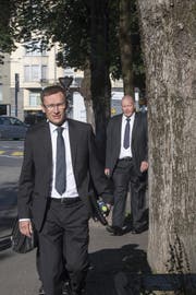 Polizeikommandant Adi Achermann (vorne) und Kripo-Chef Daniel Bussmann auf dem Weg ins Gerichtsgebäude. (Bild: Keystone/Urs Flüeler (19.06.2017, Luzern))