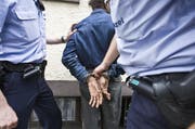 Zürcher Stadtpolizisten durchsuchen einen Mann, der im Kanton Zürich Rayonverbot hat. Themenbild. (Bild: Keystone)