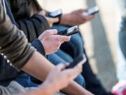 Längst haben noch nicht alle Haushalte weltweit Internetzugang - ein Handy allerdings haben fast alle. (Bild: KEYSTONE/CHRISTIAN BEUTLER)