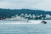 Surfen für einen TV-Clip auf dem Vierwaldstättersee: Fabienne Louves auf dem gelben Wassertöff, Eliane Müller auf dem roten Töff. (Bild: SRF / Oscar Alessio)