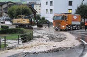 In Ennetbürgen liegt Geröll auf der Strasse. (Bild: Franz Niederberger)