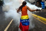 Eine Demonstrantin in Caracas protestiert gegen Präsident Nicolas Maduro. (Bild: EPA/MIGUEL GUTIERREZ)