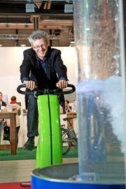 Der grüne Luzerner Stadtrat Adrian Borgula macht auch selber Strom: An einer Sonderausstellung anlässlich der Luga brachte er durch Pedalen Wasser zum Kochen. (Neue LZ/Dominik Wunderli) Fotografiert am 03.05.2013 in Luzern LUGA Energie Sparen Fahrrad Sport (Bild: Dominik Wunderli / LZ)