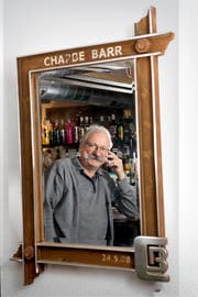 Bruno Koch in seiner privaten «Chapbe-Barr» an der Haldenstrasse in Emmenbrücke.Bild: Eveline Beerkircher (24. November 2016)