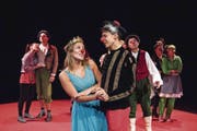 Roter Teppich, rote Pappnasen: Das Theater Bagasch zeigt eine witzige Version von «Romeo und Julia». (Bild: Nadia Schärli (Luzern, 25. Oktober))
