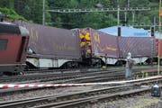 Die entgleisten Güterzüge im Bahnhof Erstfeld. (Bild: Urs Hanhart / Neue UZ)