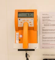 Dieses Gerät misst radioaktive Kontaminationen auf Gegenständen, Kleidung oder Haut. (Bild: Manuela Jans-Koch (2. Februar 2018))