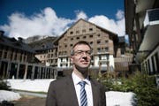 Franz-Xaver Simmen, CEO der Andermatt Swiss Alps, blickt vor dem Hotel Chedi trotz schwierigem Marktumfeld zuversichtlich in die Zukunft. (Bild: Corinne Glanzmann / Neue LZ)