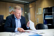 Archivbild: Heinz Tännler, Zuger Regierungsrat (SVP) in seinem Büro. (Bild: Stefan Kaiser)