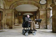Die Universität von Cambridge war Dreh- und Angelpunkt in seinem Leben: Hier besuchte Professor Stephen Hawking den Campus während des Cambridge Film Festivals für eine Spezialvorführung seiner BBC-Filmbiografie namens «Hawking» . (Bild: Karwai Tang/Getty (19. September 2013))
