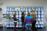 Jugendliche informieren sich im Bildungsinformationszentrum BIZ über verschiedene Berufe. (Symbolbild) (Bild: Archiv / Keystone)
