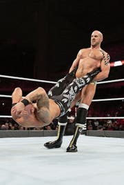 Cesaro (rechts) mit Karl Anderson in der Show «Raw». (Bild: WWE (Texas, 30. Januar 2017))