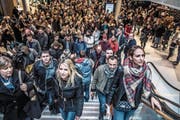 Erster Stresstest für die Mall: Mehrere hundert Besucher strömen in die Mall. (Bild: Nadia Schärli (Ebikon, 8. November 2017))