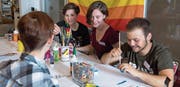 Mara Labud (Zweite von links) ist Mitbegründerin des Jugendvereins Prisma, der sich an der Pride in Zürich engagieren will. (Bild: Maria Schmid (Zug, 19. Mai 2017))