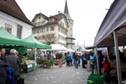Am Rosengart-Platz, zwischen Kapellbrücke und St.-Peters-Kapelle, soll die Beschuldigte 2013 unerlaubterweise einen Marktstand aufgestellt haben. (Bild Manuela Jans)