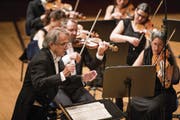 Auch beim Abschiedskonzert mit dem Konzertchor Luzern dirigierte Peter Sigrist (77) voller Energie. (Bild: Manuela Jans-Koch (12. November 2017))