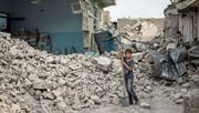 Ein Knabe hilft nach der Vertreibung des IS bei Aufräumarbeiten im irakischen Mosul. (Bild: Chris McGrath/Getty (6. November 2017))