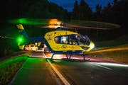 Die schwerverletzte Frau musste mit dem Rettungshelikopter ins Spital geflogen werden. (Bild: Zuger Polizei (Allenwinden, 15. Juli 2017))