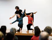 Die Tschetschenin Emilia (links) und die Tibeterin Dekyi (rechts) mit dem Choreografen Karwan Omar beim Tanz. (Bild: Stefan Kaiser (Zug, 20. Juni 2017))