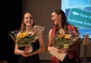 Sereina Fritsche, Horw, (l.) erhielt den Preis des LINK Instituts für Markt- und Sozialforschung, Luzern, für die beste Maturaarbeit im Bereich Naturwissenschaften, Mathematik, Informatik und Technik Melissa Ensmenger, Luzern, (r.) erhielt den Preis der Sidler-Perovic-Stiftung für den 3. Gesamtrang der Schule mit einem Notendurchschnitt von 5.79. (Bild: Markus Wild)