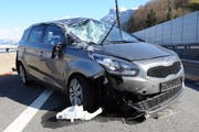 Zur Bergung des Unfallautos musste die Feuerwehr Stans und ein Abschleppunternehmen ausrücken. (Bild: Nidwaldner Polizei)
