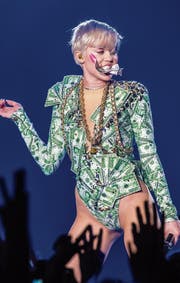 Mit Geld lässt sich leicht provozieren, so wie es die Sängerin Miley Cyrus gerne tut. (Bild: Getty)