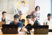 Volle Konzentration: Schüler der Informatikmittelschule während des Unterrichts. (Bild: Evelyne Beerkircher (Luzern, 24. August 2017))